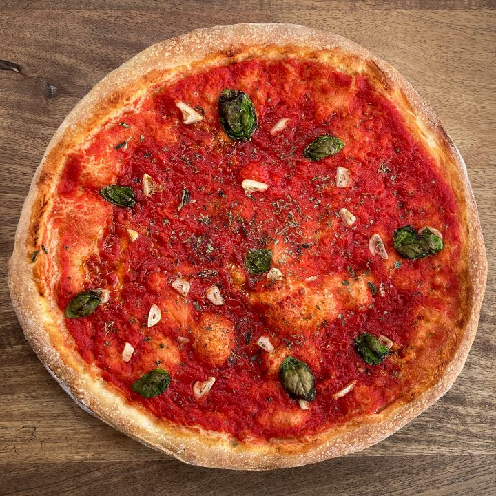 Pizza Marinara - Einfaches veganes Rezept für Pizzateig und Pizzasauce - plantbasedredhead.com