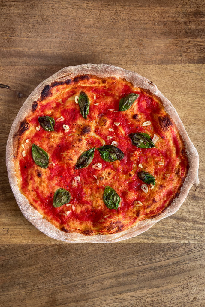 Pizza Marinara - Einfaches veganes Rezept für Pizzateig und Pizzasauce - plantbasedredhead.com