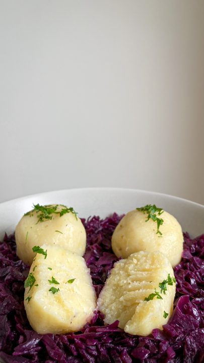 Kartoffelknödel_Kartoffelklösse_Rotkraut_Rotkohl_Blaukraut_Potatoe-Dumplings_Red-Cabbage_Purple Cabbage_Plantbasedredhead