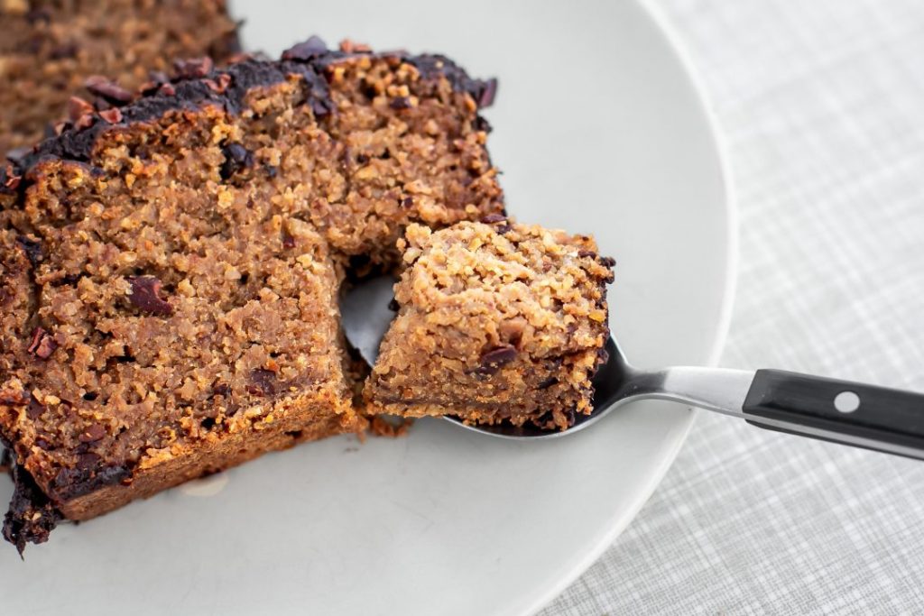 Baked Oats: Veganer Frühstückskuchen mit Schokoglasur und Kakaonibs, gesund und zuckerfrei