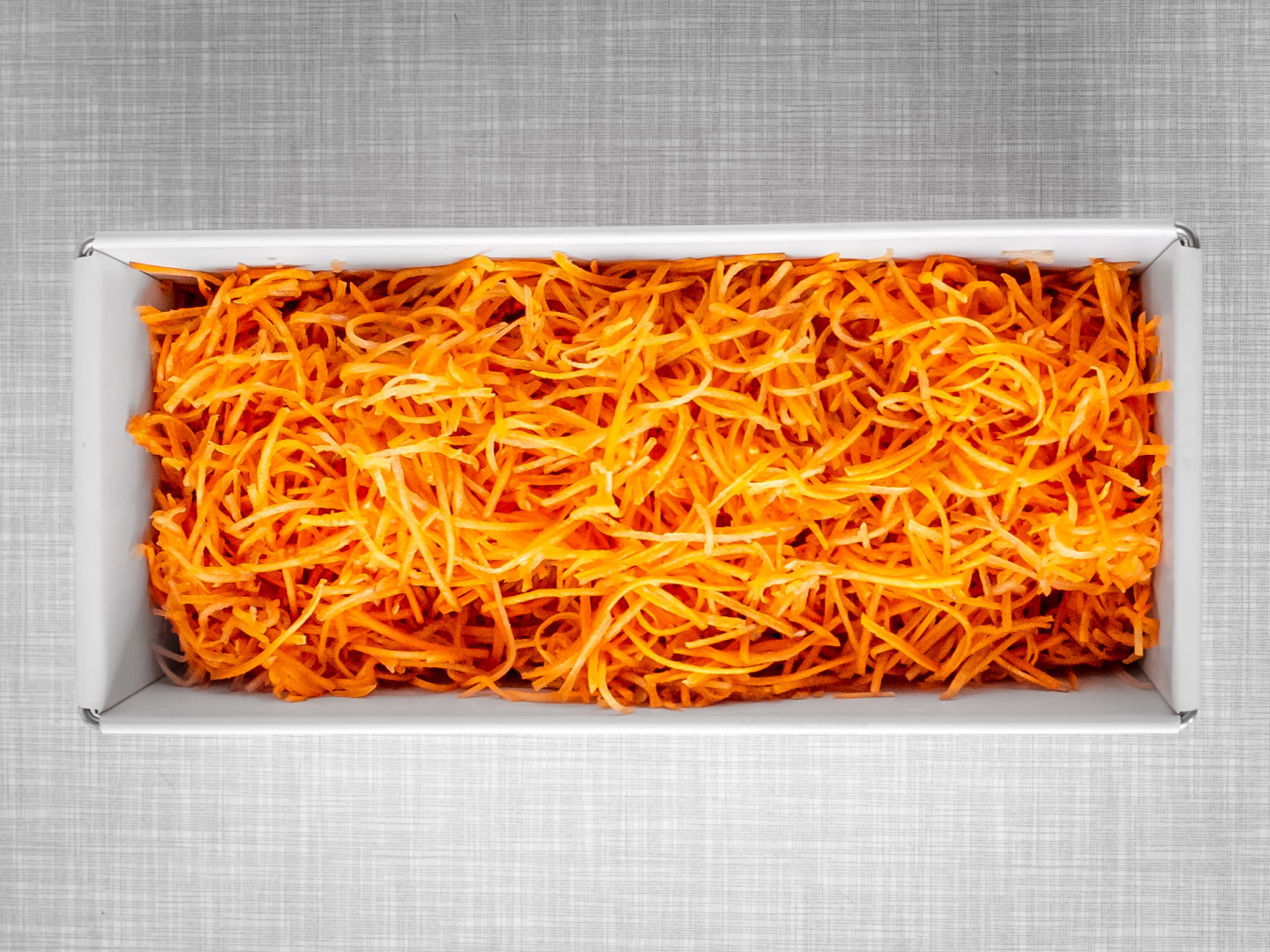 400 g fein geraspelte Karotten für einen saftigen veganen Karottenkuchen aus der Kastenform
