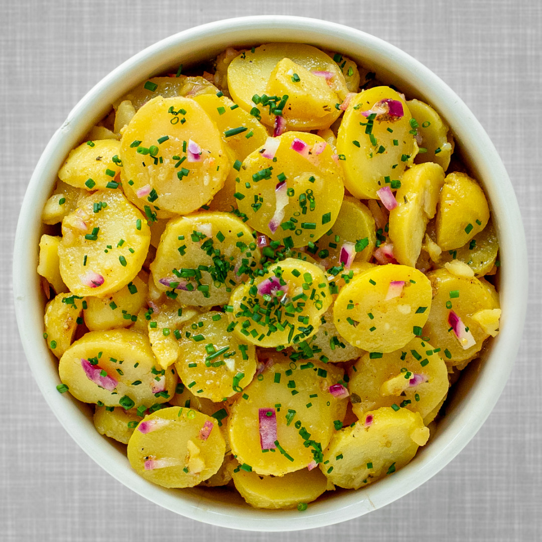 https://www.plantbasedredhead.com/wp-content/uploads/2023/04/einfacher-veganer-kartoffelsalat-mit-essig-und-oel_authentic-viennese-austrian-potato-salad_plantbasedredhead.com_1x1.jpg