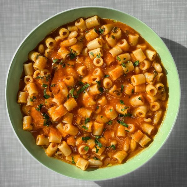 Pasta e Fagioli in einem pastellfarbenen grünen Teller, von oben fotografiert