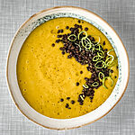 Kartoffel Lauch Suppe mit Belugalinsen und Lauchringen von oben vorne fotografiert