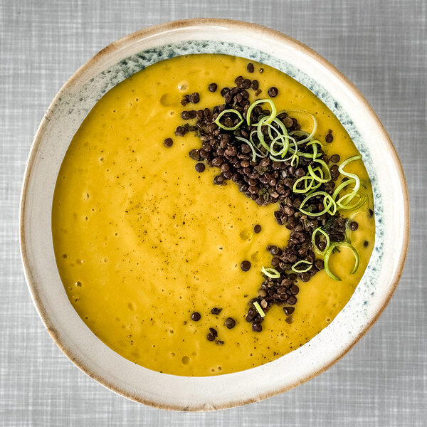 Kartoffel Lauch Suppe mit Belugalinsen und Lauchringen von oben vorne fotografiert