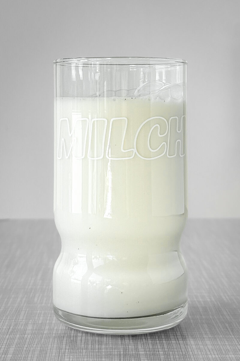 Ein Glas selbstgemachter Barista Hafermilch