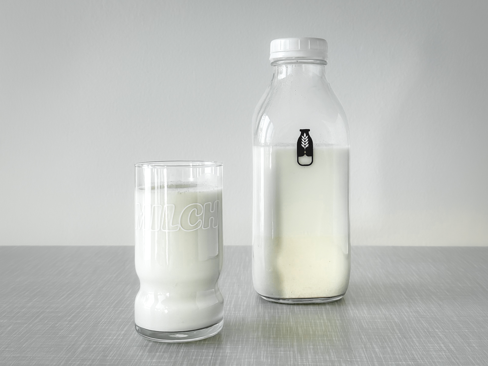 Eine Mylky Flasche und ein Vintage Milch-Glas mit selbstgemachter Hafermilch
