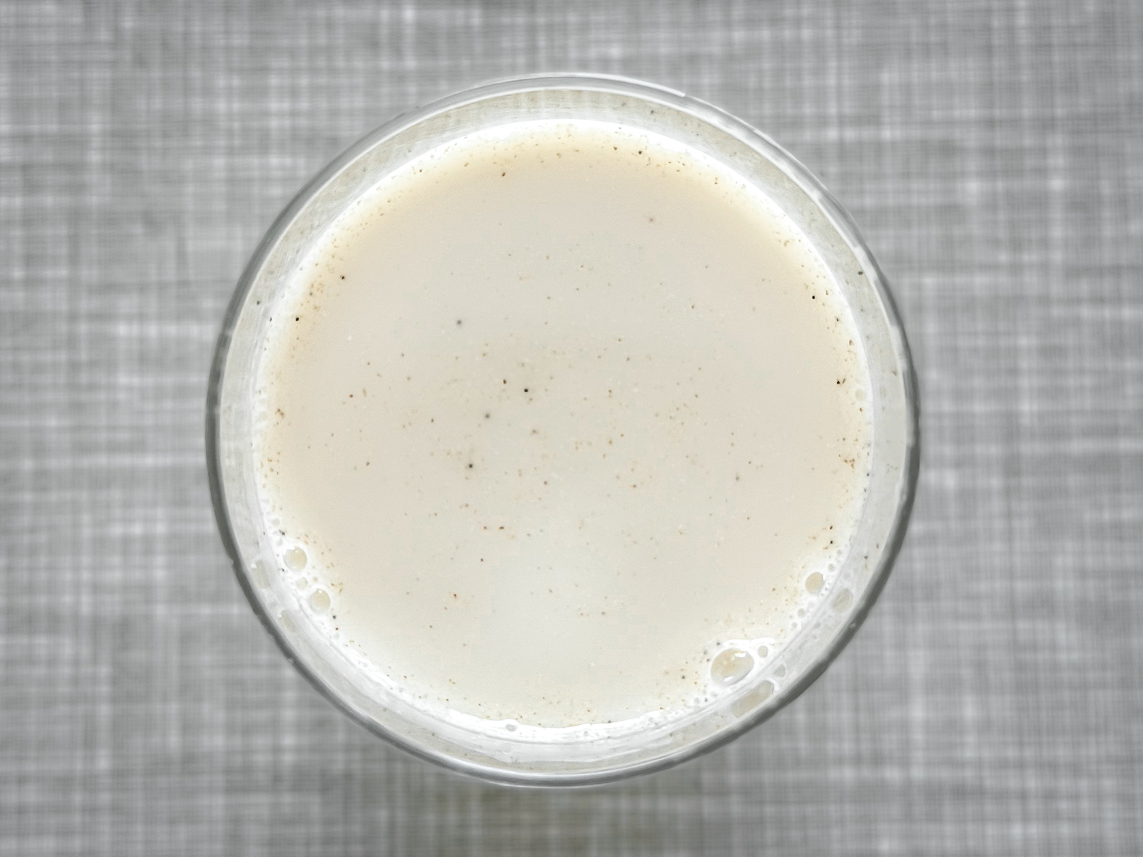 Ein Glas selbstgemachte Hafermilch mit Vanille, Vogelperspektive