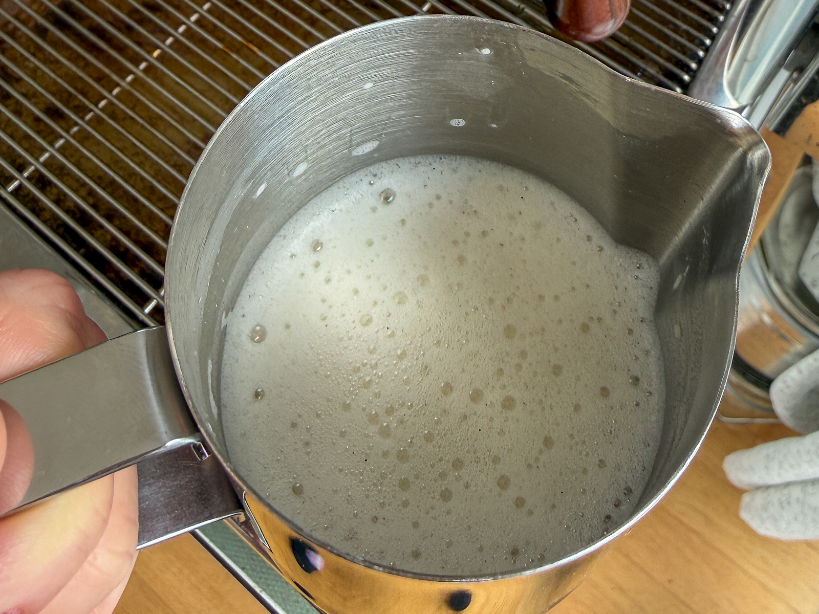 Aufgeschäumte selbstgemachte Barista Hafermilch