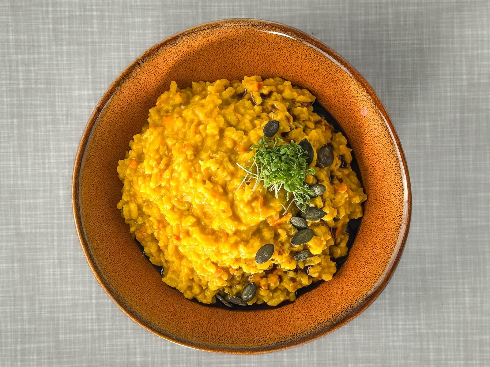 Cremiges Kürbisrisotto aus der Vogelperspektive, Teller von HKLiving.